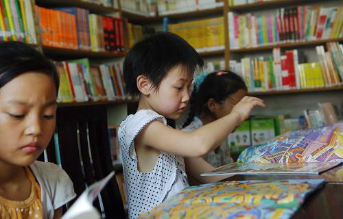 歙縣霞坑村的留守兒童在活動中心看漫畫書(7月16日攝)。作為全國留守兒童社會干預工程試點縣之一的安徽省歙縣近年來積極探索完善留守兒童權(quán)利保護工作新機制,建立有利于留守兒童身心健康的社會、學校、家庭共同參與的社會支持網(wǎng)絡(luò)。目前該縣已在多個村(社區(qū))建立起留守兒童活動中心,豐富留守兒童的假日生活。新華社記者 李健 攝