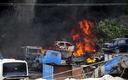7月22日,大火引燃了廠內(nèi)停放的車輛。當(dāng)日下午,武漢市徐東大街岳家嘴附近一報廢汽車回收廠內(nèi)發(fā)生大火,場內(nèi)的車輛及廢舊輪胎著火,濃煙滾滾。截至發(fā)稿時,大火仍在繼續(xù),人員傷亡情況不詳。近10輛消防車已經(jīng)前往撲救。新華社記者 郝同前 攝