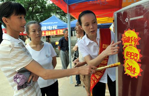7月29日,??谑虚L(zhǎng)流鎮(zhèn)的農(nóng)民在挑選冰箱。近日,海南省開(kāi)展家電下鄉(xiāng)巡回展銷活動(dòng),26家中標(biāo)流通企業(yè)在全省18個(gè)市縣城鎮(zhèn)以及主要鄉(xiāng)鎮(zhèn)開(kāi)展巡回展銷,其中包括彩電、冰箱、手機(jī)、洗衣機(jī)等產(chǎn)品,凡在展銷現(xiàn)場(chǎng)購(gòu)買(mǎi)家電下鄉(xiāng)產(chǎn)品的農(nóng)戶都可以當(dāng)場(chǎng)兌付13%的財(cái)政補(bǔ)貼。海南省家電下鄉(xiāng)工作于2009年2月啟動(dòng),全省共建立1700余個(gè)銷售網(wǎng)點(diǎn),月均銷售產(chǎn)品1.58萬(wàn)件。新華社記者 郭程 攝