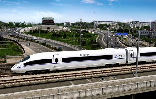 中國(guó)第一條時(shí)速350公里高速鐵路——京津城際鐵路試驗(yàn)列車(chē)駛過(guò)北京永定門(mén)橋(2008年5月30日攝)。新中國(guó)成立60年來(lái),國(guó)家實(shí)施的各類(lèi)重點(diǎn)工程遍布祖國(guó)大江南北、分布于國(guó)民經(jīng)濟(jì)各個(gè)領(lǐng)域,在社會(huì)主義現(xiàn)代化建設(shè)中發(fā)揮著不可或缺的輻射和帶動(dòng)作用,書(shū)寫(xiě)著中華民族走向偉大復(fù)興的壯麗篇章。新華社發(fā)