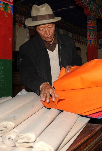 8月13日,西藏尼木縣塔榮鎮(zhèn)雪拉村農(nóng)民次多在檢查自家制作的藏紙質(zhì)量。西藏尼木縣農(nóng)民利用農(nóng)閑時(shí)間,制作藏香、藏紙,雕刻等藏族傳統(tǒng)手工藝品,在傳承傳統(tǒng)民族文化的同時(shí),增加了農(nóng)牧民的收入。據(jù)介紹,依靠手工藝制作,尼木縣農(nóng)牧民每年可實(shí)現(xiàn)增收870多萬(wàn)元。新華社記者 索朗羅布 攝