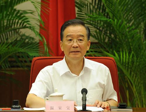 8月17日,國務(wù)院總理、國務(wù)院振興東北地區(qū)等老工業(yè)基地領(lǐng)導(dǎo)小組組長溫家寶在北京主持召開領(lǐng)導(dǎo)小組會議,討論并原則通過《關(guān)于進(jìn)一步實施東北地區(qū)等老工業(yè)基地振興戰(zhàn)略的若干意見》。 新華社記者 李學(xué)仁 攝