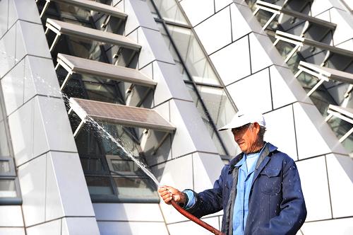 2008年11月3日,在青島一座實(shí)用型生態(tài)建筑“生態(tài)大廈”前,園丁用來(lái)自大廈中水凈化循環(huán)水系統(tǒng)的水澆灌花草。 記者日前從住房城鄉(xiāng)建設(shè)部獲悉,我國(guó)城市供水能力大幅提高,與新中國(guó)成立初期相比,全國(guó)城市供水綜合生產(chǎn)能力增長(zhǎng)了115倍,用水人口增長(zhǎng)了34倍。城市污水處理事業(yè)取得了蓬勃的發(fā)展。到2008年底,污水處理廠為1529座,日處理能力8836萬(wàn)立方米。城市節(jié)水事業(yè)成效顯著。至2007年,全國(guó)城市年節(jié)約用水量達(dá)45.5億立方米,工業(yè)用水重復(fù)利用量602.6億立方米,全國(guó)共有40個(gè)城市獲得“全國(guó)節(jié)水型城市”稱號(hào)。新華社發(fā)