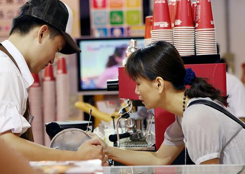 8月23日,一家從事食品連鎖經(jīng)營(yíng)的展商在向客戶展示生產(chǎn)設(shè)備。當(dāng)日,“兩岸企業(yè)家論壇上海合作論壇暨兩岸連鎖加盟品牌展”在上海光大會(huì)展中心開(kāi)幕。參展的兩岸企業(yè)以中小企業(yè)為主,涉及食品加工、餐飲服務(wù)、教育培訓(xùn)、休閑娛樂(lè)、房地產(chǎn)等行業(yè)。近百位兩岸企業(yè)家“零距離”對(duì)接,共同探討金融危機(jī)下產(chǎn)業(yè)發(fā)展趨勢(shì)與潛在商機(jī),并尋求合作機(jī)會(huì)。新華社記者 劉穎 攝