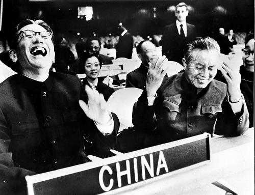 1971年10月25日,第26屆聯(lián)合國大會通過2758號決議:恢復中華人民共和國在聯(lián)合國的一切合法權利,并立即將蔣介石集團的代表從聯(lián)合國及其所屬一切機構中驅逐出去。從此,中華人民共和國的五星紅旗開始飄揚在聯(lián)合國大廈前的廣場上。 第26屆聯(lián)大會上的中國代表席,左一為中華人民共和國外交部副部長喬冠華,右一為中國常駐聯(lián)合國代表黃華(資料照片)。新華社發(fā)