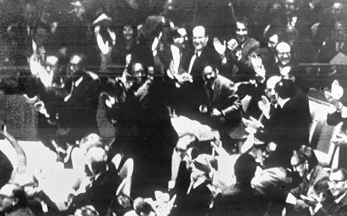 1971年10月25日,第26屆聯(lián)合國大會通過2758號決議:恢復中華人民共和國在聯(lián)合國的一切合法權利,并立即將蔣介石集團的代表從聯(lián)合國及其所屬一切機構中驅逐出去。從此,中華人民共和國的五星紅旗開始飄揚在聯(lián)合國大廈前的廣場上。 聯(lián)合國大會第26屆會議,于1971年10月25日晚以76票贊成、35票反對、17票棄權的壓倒多數(shù),通過了阿爾巴尼亞、阿爾及利亞等23國提出的要求恢復中華人民共和國在聯(lián)合國的一切合法權利、立即驅逐蔣介石集團的提案。圖為提案以壓倒多數(shù)通過后,出席聯(lián)大的各友好國家的代表,熱烈鼓掌歡呼的場面(資料照片)。新華社發(fā)