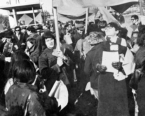 1971年10月25日,第26屆聯(lián)合國大會通過2758號決議:恢復中華人民共和國在聯(lián)合國的一切合法權利,并立即將蔣介石集團的代表從聯(lián)合國及其所屬一切機構中驅逐出去。從此,中華人民共和國的五星紅旗開始飄揚在聯(lián)合國大廈前的廣場上。 1971年11月11日,旅居美國愛國華僑從美國各地來到紐約肯尼迪國際機場,熱烈歡迎中華人民共和國出席聯(lián)合國大會第26屆全體會議的代表團。圖為愛國華僑青年,興高采烈地等候祖國代表(資料照片)。新華社發(fā)