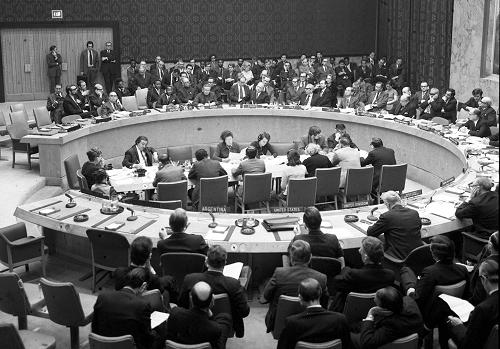 1971年10月25日,第26屆聯(lián)合國大會通過2758號決議:恢復中華人民共和國在聯(lián)合國的一切合法權利,并立即將蔣介石集團的代表從聯(lián)合國及其所屬一切機構中驅逐出去。從此,中華人民共和國的五星紅旗開始飄揚在聯(lián)合國大廈前的廣場上。 1971年11月23日下午,中華人民共和國常駐聯(lián)合國安全理事會代表黃華、副代表陳楚,第一次出席了安理會會議,受到了各理事國代表的歡迎。圖為會場全景(資料照片)。 新華社發(fā)
