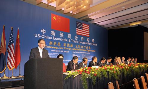 9月8日,正在美國進(jìn)行正式友好訪問的中國全國人大常委會(huì)委員長吳邦國在菲尼克斯出席中美經(jīng)貿(mào)合作論壇開幕式并發(fā)表演講。新華社記者 馬占成 攝