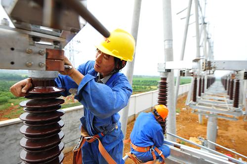 9月24日,安徽省送變電工程技術人員進行電力設備安裝。由國家電網(wǎng)和安徽省電力部門共同投資2億元建設的安徽郎溪縣昌明220千伏變電工程,目前主體工程建設已基本完成,今年十月即可投入運行。地處安徽、江蘇、浙江三省交界的皖東南宣城市郎溪縣,能源緊缺,該工程的建成可滿足這一地區(qū)日益增長的農(nóng)村用電需求,為山區(qū)農(nóng)村經(jīng)濟的發(fā)展提供電力保障。新華社記者 王雷 攝
