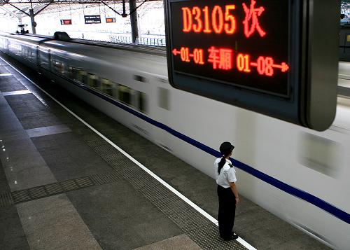 9月28日,上海至福州的D3105次動(dòng)車組正快速駛離上?;疖囌灸险?。當(dāng)日,上海到福州、溫州、寧波的10對(duì)動(dòng)車組在上海首發(fā),大幅縮短了上海與這些城市之間的運(yùn)行時(shí)間,長(zhǎng)三角各地之間聯(lián)系更加緊密。隨著沿海鐵路動(dòng)車組的開通,上海至奉化、臺(tái)州、雁蕩山等旅游景點(diǎn)都可乘動(dòng)車組高速直達(dá),國慶期間到南方海濱旅游的游客可感受到全新的出行體驗(yàn)。新華社記者 陳飛 攝