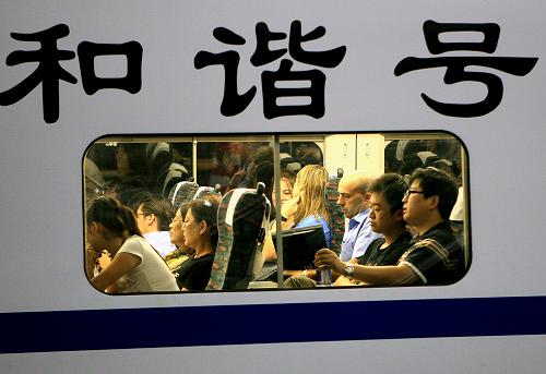 9月28日,乘客在上海始發(fā)的動(dòng)車組車廂內(nèi)等待開車。當(dāng)日,上海到福州、溫州、寧波的10對(duì)動(dòng)車組在上海首發(fā),大幅縮短了上海與這些城市之間的運(yùn)行時(shí)間,長(zhǎng)三角各地之間聯(lián)系更加緊密。隨著沿海鐵路動(dòng)車組的開通,上海至奉化、臺(tái)州、雁蕩山等旅游景點(diǎn)都可乘動(dòng)車組高速直達(dá),國慶期間到南方海濱旅游的游客可感受到全新的出行體驗(yàn)。新華社記者 陳飛 攝