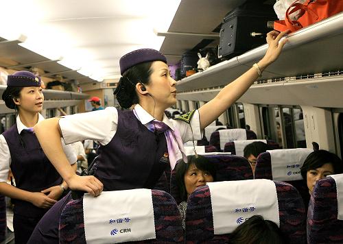 9月28日,從上海始發(fā)的動(dòng)車組乘務(wù)員正在為旅客整理行李。當(dāng)日,上海到福州、溫州、寧波的10對(duì)動(dòng)車組在上海首發(fā),大幅縮短了上海與這些城市之間的運(yùn)行時(shí)間,長(zhǎng)三角各地之間聯(lián)系更加緊密。隨著沿海鐵路動(dòng)車組的開通,上海至奉化、臺(tái)州、雁蕩山等旅游景點(diǎn)都可乘動(dòng)車組高速直達(dá),國慶期間到南方海濱旅游的游客可感受到全新的出行體驗(yàn)。新華社記者 陳飛 攝