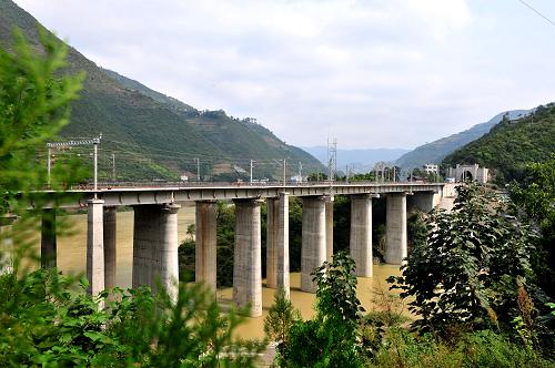9月27日拍攝的武康鐵路二線陜西旬陽縣境內(nèi)的蜀河車站。當(dāng)日下午,滬漢蓉通道武漢至安康鐵路增建二線陜西境內(nèi)胡家營(yíng)至安康段建成通車,標(biāo)志著武康鐵路二線全線開通運(yùn)營(yíng)。武漢至安康鐵路二線全長(zhǎng)673.98公里,于2005年開工建設(shè),是國家鐵路網(wǎng)規(guī)劃中滬漢蓉大通道的重要組成部分。該工程的建成投用可以顯著提升入川通道運(yùn)輸能力。新華社發(fā)(唐振江 攝)