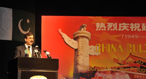 9月28日,巴基斯坦總理吉拉尼在伊斯蘭堡“中國文化周”開幕儀式上致辭。當(dāng)日,“中國文化周”在伊斯蘭堡國家藝術(shù)館拉開帷幕。文化周包括多彩中國、中巴友誼60年、中國婚慶風(fēng)俗三項(xiàng)展覽和中國電影展。新華社記者田寶劍攝