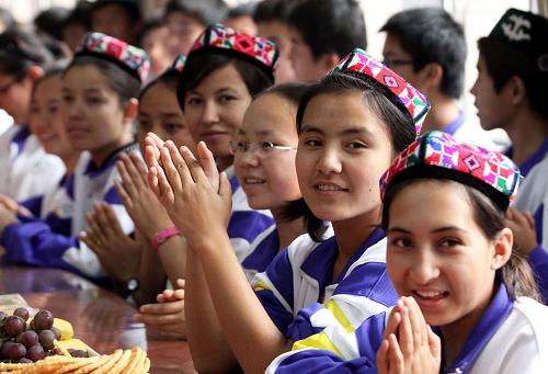 9月29日,崇化中學新疆班的學生們參加聯(lián)歡活動。當日,天津崇化中學500余名新疆班的學生在學校禮堂參加“紅十字博愛傳情 民族團結同樂慶佳節(jié)”主題聯(lián)歡活動。天津市紅十字會及愛心企業(yè)代表向學生們贈送了清真月餅等節(jié)日食品和學習生活用品。學生們共同聯(lián)歡,迎接新中國成立60周年和中秋佳節(jié)的到來。新華社發(fā)(李想 攝)