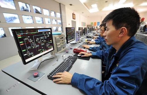 寧東能源化工基地神華寧煤集團(tuán)甲醇項目工作人員在主控室控制臺前工作(9月23日攝)。被譽(yù)為寧夏經(jīng)濟(jì)發(fā)展“一號工程”的寧東能源化工基地建設(shè)進(jìn)展順利,部分項目已經(jīng)投產(chǎn),神華寧夏煤業(yè)集團(tuán)煤基烯烴項目等一批重點工程正在加緊建設(shè)中。寧夏寧東能源化工基地是依托寧東煤田建立的以煤炭、電力、煤化工、能源新材料和循環(huán)經(jīng)濟(jì)產(chǎn)業(yè)為主導(dǎo)的區(qū)域性大型工業(yè)基地,2003年起開發(fā)建設(shè),是國家規(guī)劃的13個億噸級大型煤炭基地之一,同時還是國家級的煤化工產(chǎn)業(yè)基地、“西電東送”火電基地和循環(huán)經(jīng)濟(jì)示范園區(qū)。新華社記者 王鵬 攝