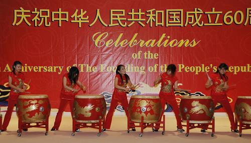9月29日,在阿拉伯聯(lián)合酋長國首都阿布扎比,當(dāng)?shù)厝A人社團(tuán)在中國駐阿聯(lián)酋大使館舉行的招待會(huì)上表演文藝節(jié)目。中國駐阿聯(lián)酋大使館當(dāng)日舉行招待會(huì),慶祝中華人民共和國成立60周年。新華社記者 安江 攝