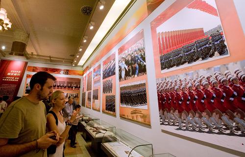 10月5日,兩位外國觀眾在觀看展覽。由新華通訊社與中國革命軍事博物館聯(lián)合主辦的《請祖國檢閱——新中國14次國慶大閱兵回顧展》于10月4日在北京開展,吸引了眾多市民前來觀看。這次展覽通過270余幅圖片和140余件相關(guān)文物、武器、檔案,系統(tǒng)介紹了新中國14次國慶閱兵,重點(diǎn)展示了開國大典和新中國成立10周年、35周年、50周年和60周年國慶閱兵盛況。新華社記者 金良快 攝