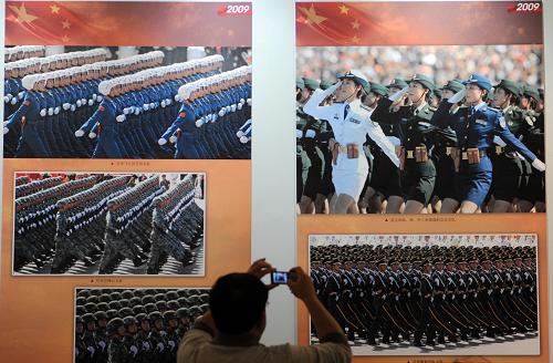10月5日,一位觀眾在拍攝60年國慶閱兵分列式的照片。由新華通訊社與中國革命軍事博物館聯(lián)合主辦的《請祖國檢閱——新中國14次國慶大閱兵回顧展》于10月4日在北京開展,吸引了眾多市民前來觀看。這次展覽通過270余幅圖片和140余件相關(guān)文物、武器、檔案,系統(tǒng)介紹了新中國14次國慶閱兵,重點(diǎn)展示了開國大典和新中國成立10周年、35周年、50周年和60周年國慶閱兵盛況。新華社記者 金良快 攝