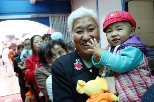 10月9日,都江堰災(zāi)區(qū)群眾在排隊等待為嬰幼兒接種疫苗。當(dāng)日,四川在都江堰市“勤儉人家”板房區(qū)啟動地震災(zāi)區(qū)兒童疫苗接種項目,該項目I期將為四川都江堰和綿竹災(zāi)區(qū)的1.4萬多名嬰幼兒免費進(jìn)行輪狀病毒疫苗接種,有效預(yù)防小兒消化道感染性疾病的發(fā)生,以促進(jìn)災(zāi)區(qū)兒童健康成長。“四川地震災(zāi)區(qū)兒童疫苗預(yù)防接種項目”由香港弱能兒童護(hù)助會資助,并由四川大學(xué)華西第二醫(yī)院、香港大學(xué)醫(yī)學(xué)院、都江堰市疾控中心、綿竹市疾控中心共同合作完成。新華社記者 劉海 攝