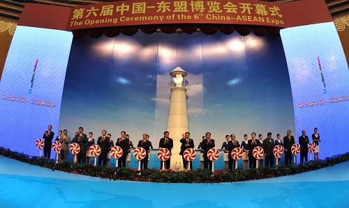 10月20日,第六屆中國-東盟博覽會(huì)在廣西南寧國際會(huì)展中心開幕。這是開幕式上的剪彩儀式。新華社記者 周華 攝