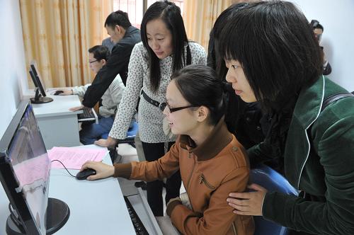 10月27日,江蘇儀征興建的“大學(xué)生村官驛站”投入使用,幾名大學(xué)生村干部在驛站內(nèi)上網(wǎng)、交流。為豐富大學(xué)生村干部的業(yè)余文化生活,儀征市投資建設(shè)了全國(guó)首個(gè)“大學(xué)生村官驛站”,為分布在各地農(nóng)村的大學(xué)生村干部在城市提供統(tǒng)一的臨時(shí)住所和聯(lián)誼場(chǎng)所。驛站共有4層,內(nèi)設(shè)圖書館、閱覽室、活動(dòng)室、會(huì)議室以及60多個(gè)標(biāo)準(zhǔn)間,供大學(xué)生村干部無償使用。新華社發(fā)(郭義富 攝)