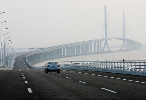 10月31日,車輛行駛在上海長(zhǎng)江隧橋上。當(dāng)日,世界最大規(guī)模的隧橋結(jié)合工程——上海長(zhǎng)江隧橋正式通車。從上海浦東通往中國第三大島崇明島的長(zhǎng)江隧橋工程,采用“南隧北橋”(預(yù)留軌道交通線)的建設(shè)方案,南起浦東五號(hào)溝、經(jīng)長(zhǎng)興島,北止崇明陳家鎮(zhèn),全長(zhǎng)25.5公里,其中長(zhǎng)江隧道長(zhǎng)約8.9公里,長(zhǎng)江大橋長(zhǎng)約10.3公里,長(zhǎng)興島和崇明島接線道路長(zhǎng)約6.3公里,全線按6車道高速公路標(biāo)準(zhǔn)設(shè)計(jì)。一橋飛架長(zhǎng)江口,天塹從此變通途。新華社記者 陳飛 攝