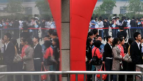10月30日,求職的學生一早就在供需見面會會場外排隊等候進場。當日,湖北省2009年第五屆大型公益性人才招聘會暨首屆2010年大學畢業(yè)生供需見面會在武漢市華中科技大學光谷體育館舉行,省內外150多家企業(yè)進場招聘。新華社發(fā)(周超 攝)