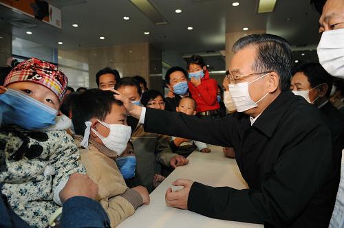 10月31日,中共中央政治局常委、國務(wù)院總理溫家寶來到北京兒童醫(yī)院,看望各地來此就診的甲流患者,并向奮戰(zhàn)在防控一線的醫(yī)務(wù)工作者表示親切慰問。新華社記者 饒愛民 攝