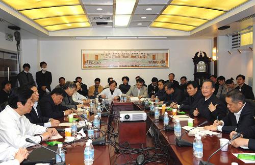 10月31日,中共中央政治局常委、國務(wù)院總理溫家寶來到北京兒童醫(yī)院,看望各地來此就診的甲流患者,并向奮戰(zhàn)在防控一線的醫(yī)務(wù)工作者表示親切慰問。新華社記者 饒愛民 攝