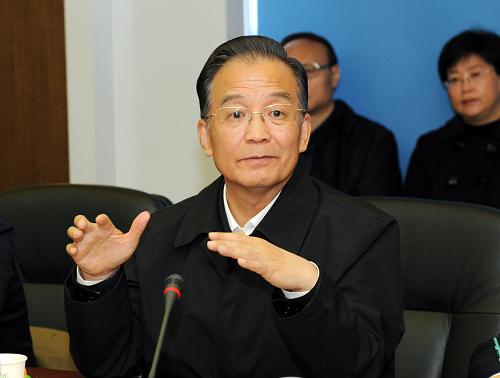 10月31日,中共中央政治局常委、國務(wù)院總理溫家寶來到北京兒童醫(yī)院,看望各地來此就診的甲流患者,并向奮戰(zhàn)在防控一線的醫(yī)務(wù)工作者表示親切慰問。新華社記者 饒愛民 攝