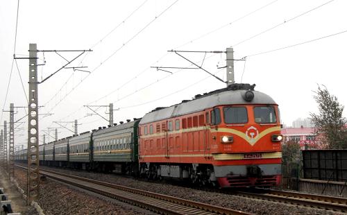 11月10日,一列客運列車從京滬鐵路河北滄州段駛過。11月11日零時起,全國鐵路將實施新的列車運行圖。據(jù)悉,本次調(diào)圖是為了充分發(fā)揮襄渝二線等工程投產(chǎn)及新造直供電客車等新增運力資源作用,加快旅客列車結(jié)構(gòu)調(diào)整,優(yōu)化旅客列車開行方案,進一步優(yōu)化運輸組織,提升西南路網(wǎng)能力。調(diào)圖新增直通旅客列車8對,其中動車組1對、直達特快列車1對、快速列車6對,變更運行區(qū)段7對,改變運行徑路8對,變更列車等級10對;新圖還調(diào)整了一些貨物列車對數(shù)和編組計劃。新華社發(fā)(傅新春 攝)