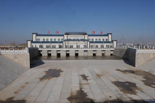 這是建設(shè)完工的吉林省大安灌區(qū)渠首泵站(11月5日攝)。目前,已經(jīng)實(shí)施一年多的《吉林省增產(chǎn)百億斤商品糧能力建設(shè)總體規(guī)劃》各個開工項(xiàng)目進(jìn)展順利,已經(jīng)出現(xiàn)耕地面積增、糧食產(chǎn)量豐、農(nóng)民收入漲的好跡象。吉林省位于松遼平原腹地,土質(zhì)肥沃,是世界著名的三大“黃金玉米帶”之一。作為國家重要的商品糧生產(chǎn)基地和糧食主產(chǎn)區(qū),吉林省承擔(dān)著維護(hù)國家糧食生產(chǎn)的重要責(zé)任。這一規(guī)劃實(shí)施后,吉林省將成為繼河南、山東、江蘇、黑龍江省之外的又一個糧食總產(chǎn)過600億斤的產(chǎn)糧大省。新華社記者 蔣林 攝