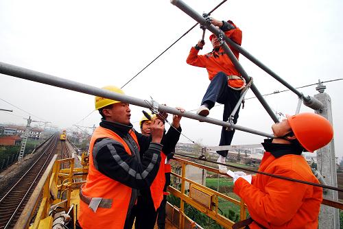 11月20日,南昌鐵路局供電段的技術(shù)人員在蔡山—孔壟區(qū)間對京九鐵路電氣化改造工程進(jìn)行檢查驗收。當(dāng)日,京九鐵路(南昌局段)電氣化改造工程完成掛網(wǎng)架線。京九鐵路電氣化改造工程是國家中長期路網(wǎng)規(guī)劃中的重點(diǎn)項目,北起北京西,南至江西樂化。京九線電氣化改造工程完成后,可滿足開行雙層集裝箱列車條件,列車運(yùn)行最高時速將從160公里提高到200公里。新華社發(fā)(胡國林 攝)