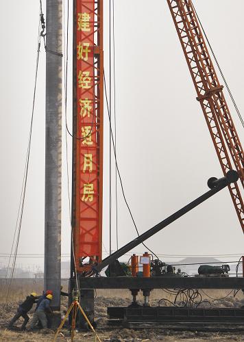 12月1日,工人正在上海浦東三林經(jīng)濟(jì)適用房基地施工。上海經(jīng)濟(jì)適用房的申請審核、輪候供應(yīng)試點(diǎn)將于12月18日在徐匯、閔行兩區(qū)正式啟動。目前,上海市住房保障和房屋管理局已經(jīng)公布了經(jīng)適房試點(diǎn)階段的準(zhǔn)入及供應(yīng)標(biāo)準(zhǔn)。新華社記者 裴鑫 攝