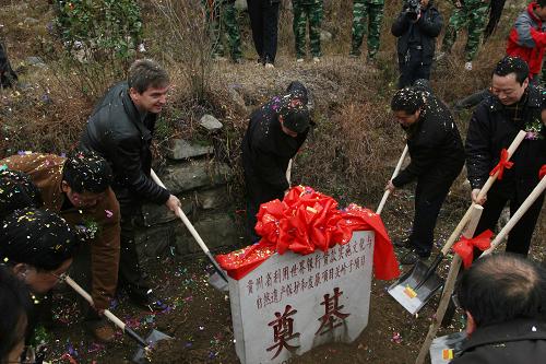 12月8日,貴州省利用世界銀行貸款實施文化與自然遺產(chǎn)保護和發(fā)展項目關嶺子項目奠基。當日,貴州省利用世界銀行貸款實施文化與自然遺產(chǎn)保護和發(fā)展項目在關嶺布依族苗族自治縣地質(zhì)公園啟動。 該項目是世界銀行第一次在中國對以旅游為載體實現(xiàn)文化自然遺產(chǎn)保護與發(fā)展的項目進行貸款,共向貴州提供期限為30年的6000萬美元貸款,主要用于基礎設施建設、古建筑維護、民居修繕、村寨環(huán)境治理、非物質(zhì)文化保護和旅游發(fā)展能力建設等方面。項目實施地主要涉及安順市、黔東南州、黔西南州三個市(州)內(nèi)17個縣(市)及省旅游局、貴州師范大學22個子項目,包括19個少數(shù)民族村寨、4個古鎮(zhèn)、2個國家級風景名勝區(qū)和2個地質(zhì)公園。新華社發(fā)(劉繼靈 攝)