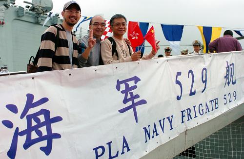 12月14日,香港市民登上“舟山”艦參觀。當(dāng)日,圓滿(mǎn)完成中國(guó)海軍第三批護(hù)航任務(wù)的“舟山”號(hào)和“徐州”號(hào)導(dǎo)彈護(hù)衛(wèi)艦返航途中??肯愀?,受到香港特區(qū)政府和民眾的熱烈歡迎。 新華社記者 郭剛 攝
