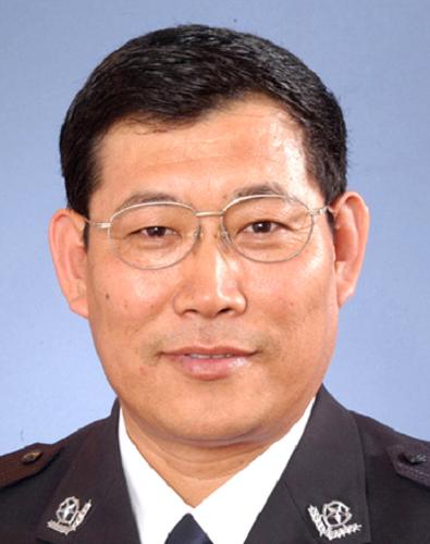 中國(guó)公安部應(yīng)急工作小組證實(shí),北京時(shí)間1月17日3時(shí)56分,經(jīng)過(guò)中國(guó)國(guó)際救援隊(duì)、中國(guó)駐海地維和警察及多支國(guó)際救援力量的全力搜救,8名中國(guó)失蹤人員的遺體已全部找到。經(jīng)現(xiàn)場(chǎng)辨認(rèn),其中之一是公安部裝備財(cái)務(wù)局調(diào)研員王樹(shù)林。 王樹(shù)林,男,漢族,1952年10月生,北京市人,1983年10月加入中國(guó)共產(chǎn)黨,1969年9月參加工作,大學(xué)普通班學(xué)歷,三級(jí)警監(jiān)警銜,公安部裝備財(cái)務(wù)局調(diào)研員。新華社發(fā)