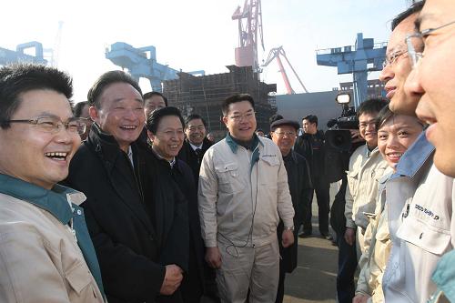1月14日至17日,中共中央政治局常委、全國人大常委會委員長吳邦國在江蘇調(diào)研。這是1月15日,吳邦國來到南通中遠(yuǎn)船務(wù)工程有限公司海工平臺,與一線職工親切交談,了解他們的工作生活情況。新華社記者 劉衛(wèi)兵 攝