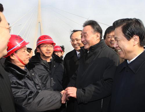 1月14日至17日,中共中央政治局常委、全國人大常委會委員長吳邦國在江蘇調(diào)研。這是1月15日,吳邦國察看世界第一斜拉橋——蘇通長江公路大橋時,親切慰問參加工程建設(shè)的職工。新華社記者 劉衛(wèi)兵 攝