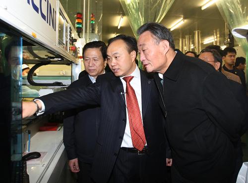 1月14日至17日,中共中央政治局常委、全國人大常委會委員長吳邦國在江蘇調(diào)研。這是1月16日,吳邦國來到無錫尚德太陽能公司,了解太陽能光伏產(chǎn)業(yè)發(fā)展情況。新華社記者 劉衛(wèi)兵 攝