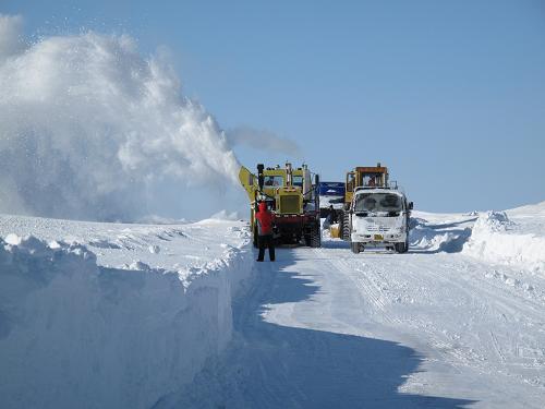 1月19日,清雪車正在進(jìn)行道路疏通工作。當(dāng)日下午,被暴風(fēng)雪掩埋了兩天的新疆221省道“老風(fēng)口”段被疏通,圍困在風(fēng)雪中的30余輛汽車和80多名乘客已被成功解救。從17日下午開始,新疆北部地區(qū)再次出現(xiàn)大風(fēng)降溫天氣,狂風(fēng)卷著積雪橫掃整個(gè)塔城盆地,橫穿盆地的221省道“老風(fēng)口”段很快被積雪掩埋。新華社記者 關(guān)俏俏 攝