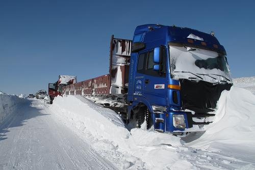 1月19日,車輛因大雪被困在221省道上。當(dāng)日下午,被暴風(fēng)雪掩埋了兩天的新疆221省道“老風(fēng)口”段被疏通,圍困在風(fēng)雪中的30余輛汽車和80多名乘客已被成功解救。從17日下午開始,新疆北部地區(qū)再次出現(xiàn)大風(fēng)降溫天氣,狂風(fēng)卷著積雪橫掃整個(gè)塔城盆地,橫穿盆地的221省道“老風(fēng)口”段很快被積雪掩埋。新華社記者 關(guān)俏俏 攝