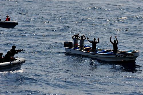 1月22日,中國海軍護航編隊特戰(zhàn)隊員在亞丁灣海域準備對疑似海盜快艇(右)實施登臨檢查。當?shù)貢r間1月22日,中國海軍護航編隊“馬鞍山”艦、“溫州”艦和