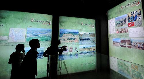 這是游客在博物館內(nèi)參觀(2月4日攝)。日前,投資達(dá)2000余萬元的元謀人博物館在云南省楚雄彝族自治州元謀縣建成。該博物館有1個序廳和5個展廳,分別展示人類起源圖解、古人類和古生物化石、場景模擬等,陳列了“元謀人”復(fù)原頭像和2顆復(fù)制的“元謀人”牙齒化石,以及在元謀發(fā)現(xiàn)的古猿、犀?;?。元謀縣被稱為“元謀人”的故鄉(xiāng)。1965年,元謀縣上那蚌村發(fā)現(xiàn)兩顆門牙牙齒化石,后被認(rèn)定為直立人亞種,簡稱為“元謀人”,生存年代距今約170萬年。新華社記者 藺以光 攝
