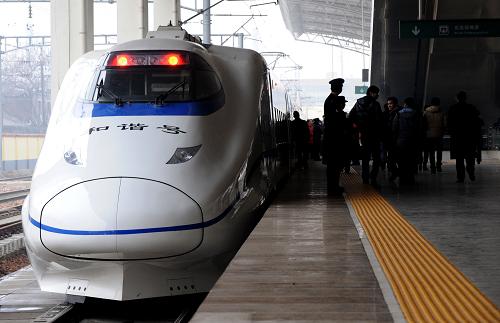 這是鄭州開往西安的G2003次“和諧號(hào)”首發(fā)動(dòng)車組列車從鄭州火車站準(zhǔn)備出發(fā)(2月6日攝)。2月7日下午,記者從西安鐵路局了解到,當(dāng)日,因天氣原因引起設(shè)備故障,鄭州至西安高速鐵路個(gè)別列車晚點(diǎn),從鄭州開往西安的G2003次、G2007次和西安開往鄭州的G2006次動(dòng)車組列車停運(yùn)。新華社記者 朱祥 攝
