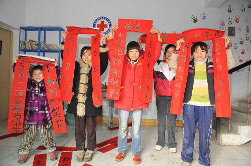 2月7日,幾位農(nóng)民工子女在貴州省“意氣風(fēng)發(fā)紅十字會”的流動兒童活動中心內(nèi)展示自己書寫的春聯(lián)。當(dāng)日,在貴州省“意氣風(fēng)發(fā)紅十字會”的流動兒童活動中心內(nèi),10余名農(nóng)民工子弟小學(xué)的學(xué)生在紅十字會志愿者的帶領(lǐng)下,寫春聯(lián)、包餃子,迎接春節(jié)。新華社記者 歐東衢 攝