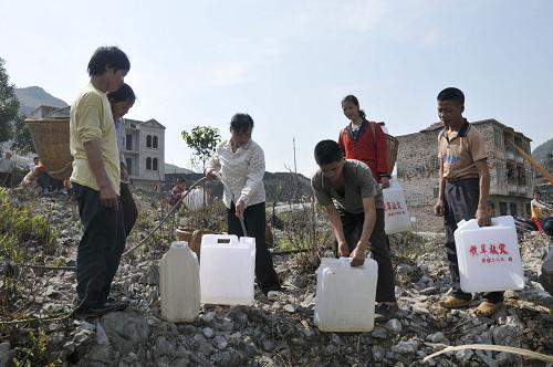 2月10日,在廣西巴馬瑤族自治縣東山鄉(xiāng),附近村民在供水點取水。自去年8月以來,廣西遭遇近年來罕見的秋冬連旱,雖然今年1月下旬的強降雨緩解了局部地區(qū)旱情,巴馬、鳳山、西林等地由于降雨量不足,人畜飲水困難尚未得到完全緩解,當?shù)乜购倒ぷ魅猿掷m(xù)開展。新華社發(fā)(梁紹恩 攝)
