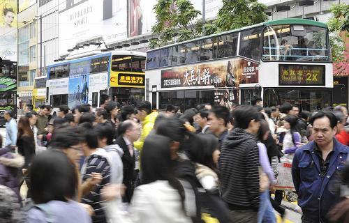 2月12日,在香港港島軒尼詩(shī)道,行人匆匆通過馬路。香港特區(qū)政府統(tǒng)計(jì)處11日發(fā)表數(shù)字顯示,2009年底香港人口臨時(shí)數(shù)字為702.64萬(wàn)人,與2008年底相比增加3.75萬(wàn)人,增長(zhǎng)率為0.5%。根據(jù)慣例,特區(qū)政府每次發(fā)表最新的人口數(shù)字為“臨時(shí)數(shù)字”,經(jīng)修訂的數(shù)字會(huì)在其后6個(gè)月公布。新華社記者 黃曉勇 攝